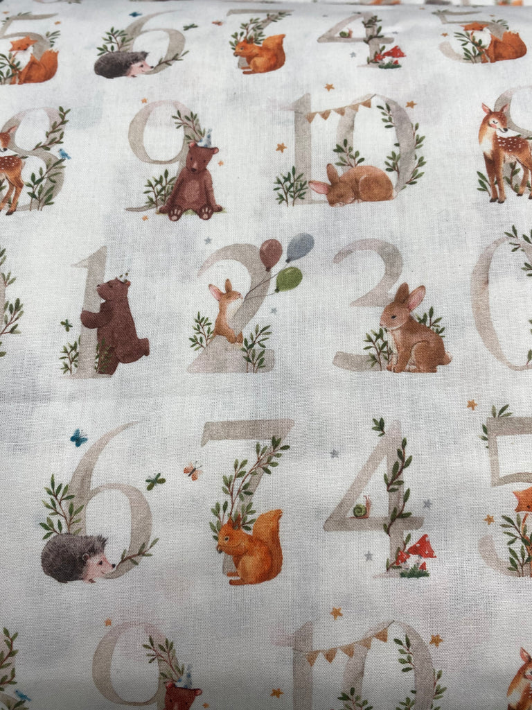 Animali del bosco giocano con i numeri